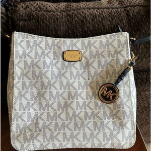 Michael Kors crossbody white/navy. Excellent condition, used twice.